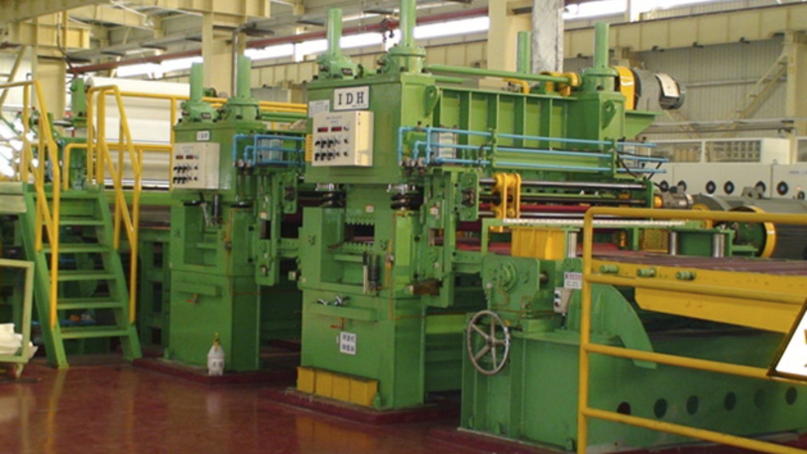 Línea de planchado y corte de bobinas de chapa en planta metalúrgica argentina.